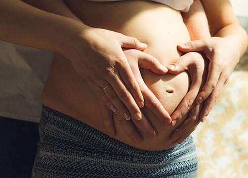 Người phụ nữ mang thai 8 tuần Người phụ nữ mang thai 8 tuần