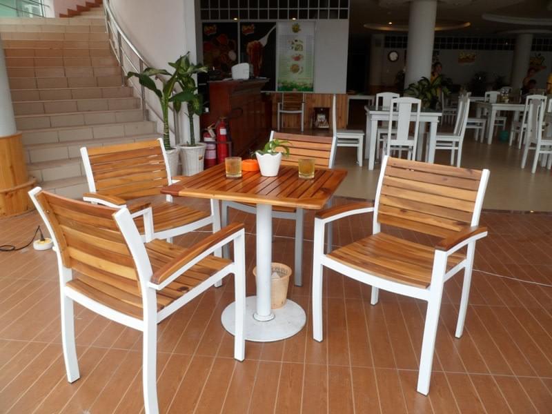 Bàn ghế chân sắt mặt gỗ/Bàn ghế khung sắt đẹp, giá rẻ Bàn ghế chân sắt mặt gỗ/Bàn ghế khung sắt đẹp, giá rẻ