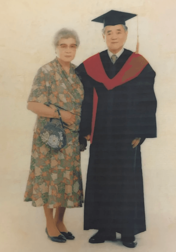 蘇天明牧師退休後獲得者台南神學院榮譽博士學位時與師母合照留念。 蘇天明牧師退休後獲得者台南神學院榮譽博士學位時與師母合照留念。