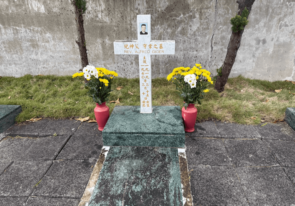 小馬天主堂墓園與聽故事的旅人、紀神父亮晶晶的墓碑。 小馬天主堂墓園與聽故事的旅人、紀神父亮晶晶的墓碑。