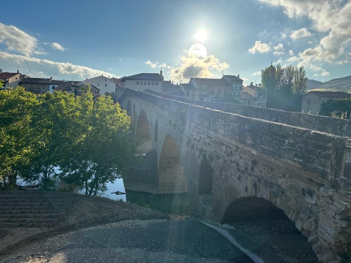 建造源自於11世紀。當時皇后得知朝聖者們常常為了過河而遭到船夫趁機斂財敲詐,為了朝聖者而建此橋,因此稱作「皇后橋」。 建造源自於11世紀。當時皇后得知朝聖者們常常為了過河而遭到船夫趁機斂財敲詐,為了朝聖者而建此橋,因此稱作「皇后橋」。