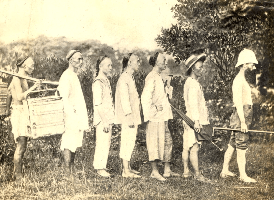 馬偕宣教的團隊,他穿草鞋,後為嚴清華、葉順、莊天能、柯雅思和嚮導、挑夫阿貢。(取自馬偕,From far Formosa一書) 馬偕宣教的團隊,他穿草鞋,後為嚴清華、葉順、莊天能、柯雅思和嚮導、挑夫阿貢。(取自馬偕,From far Formosa一書)