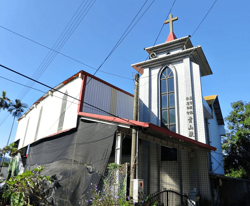安息日會青山教會矗立於部落之中。 安息日會青山教會矗立於部落之中。