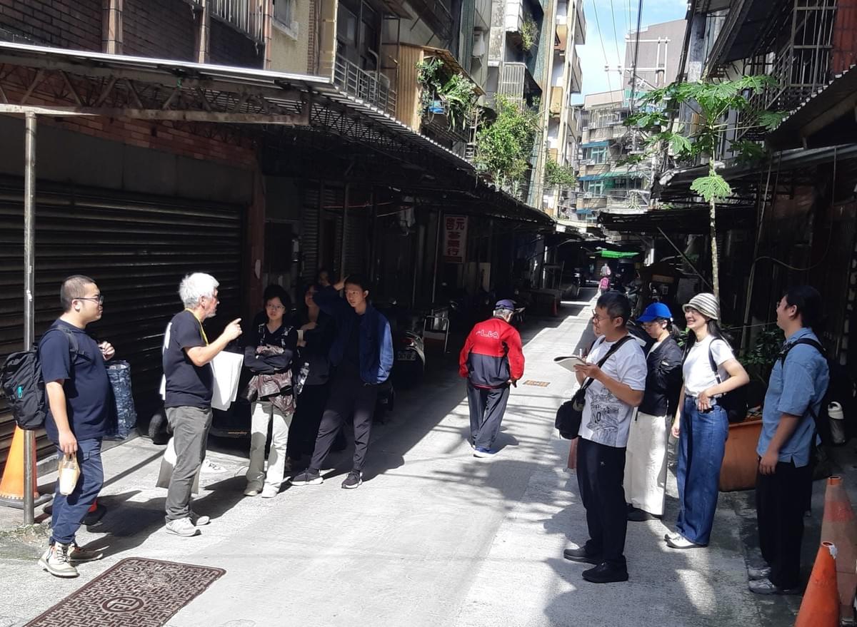 2025年底北藝大學生的基隆走讀,老友阿達在說正濱的故事。 2025年底北藝大學生的基隆走讀,老友阿達在說正濱的故事。