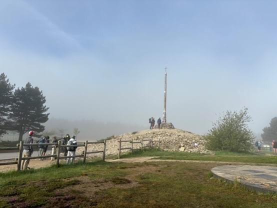 鐵十字山(Cruz de Ferro)是聖雅各之路在法國路段一個具標誌性的地標。它不僅是一個單純的地理高點,更是一處充滿靈性力量和深刻象徵意義的所在。 鐵十字山(Cruz de Ferro)是聖雅各之路在法國路段一個具標誌性的地標。它不僅是一個單純的地理高點,更是一處充滿靈性力量和深刻象徵意義的所在。