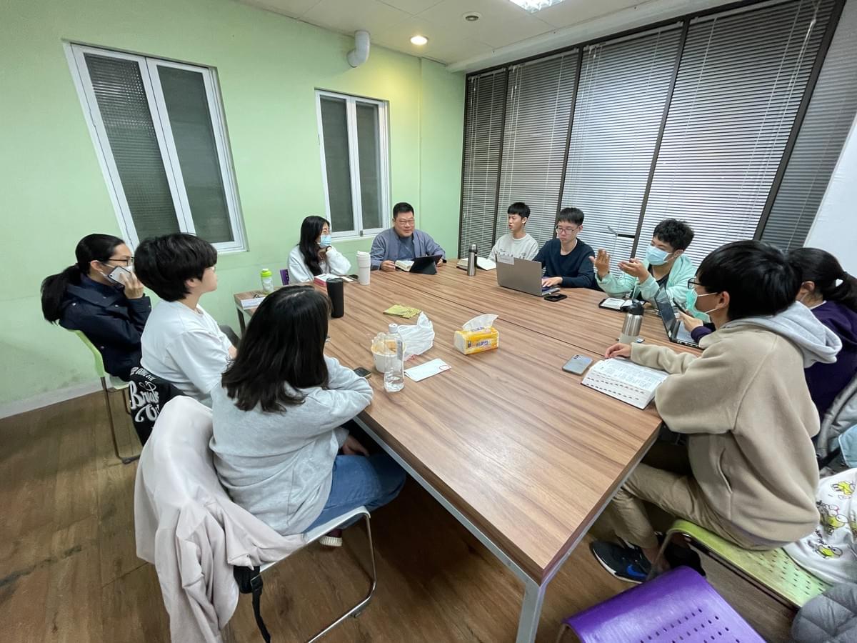 台南大專中心研經小組。 台南大專中心研經小組。