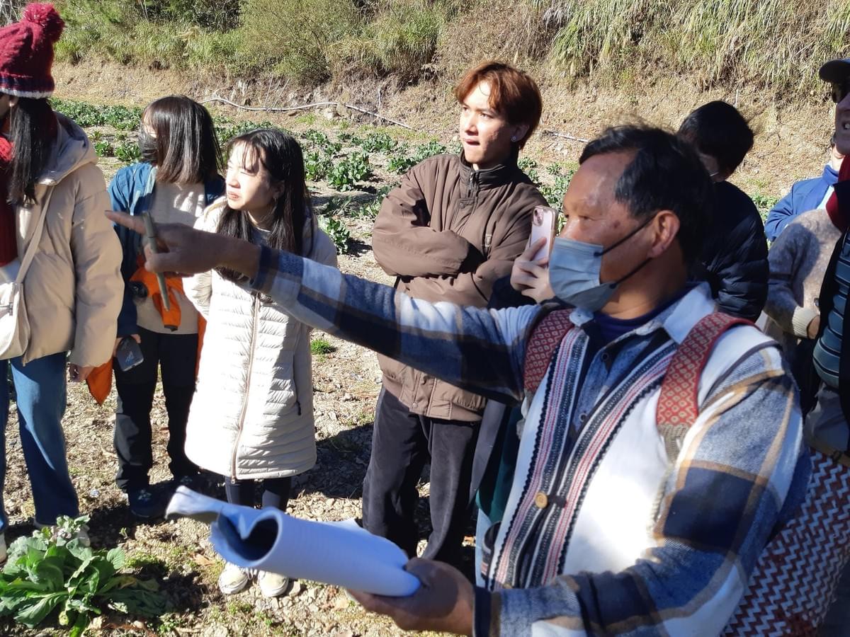走讀的帶領者則不是權威導覽員,而是拋出關鍵問題的同行者。 走讀的帶領者則不是權威導覽員,而是拋出關鍵問題的同行者。