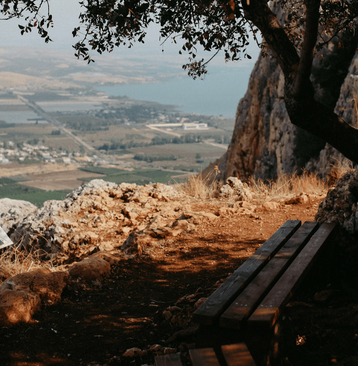 在加利利附近山坡上遙望著加利利海。 在加利利附近山坡上遙望著加利利海。