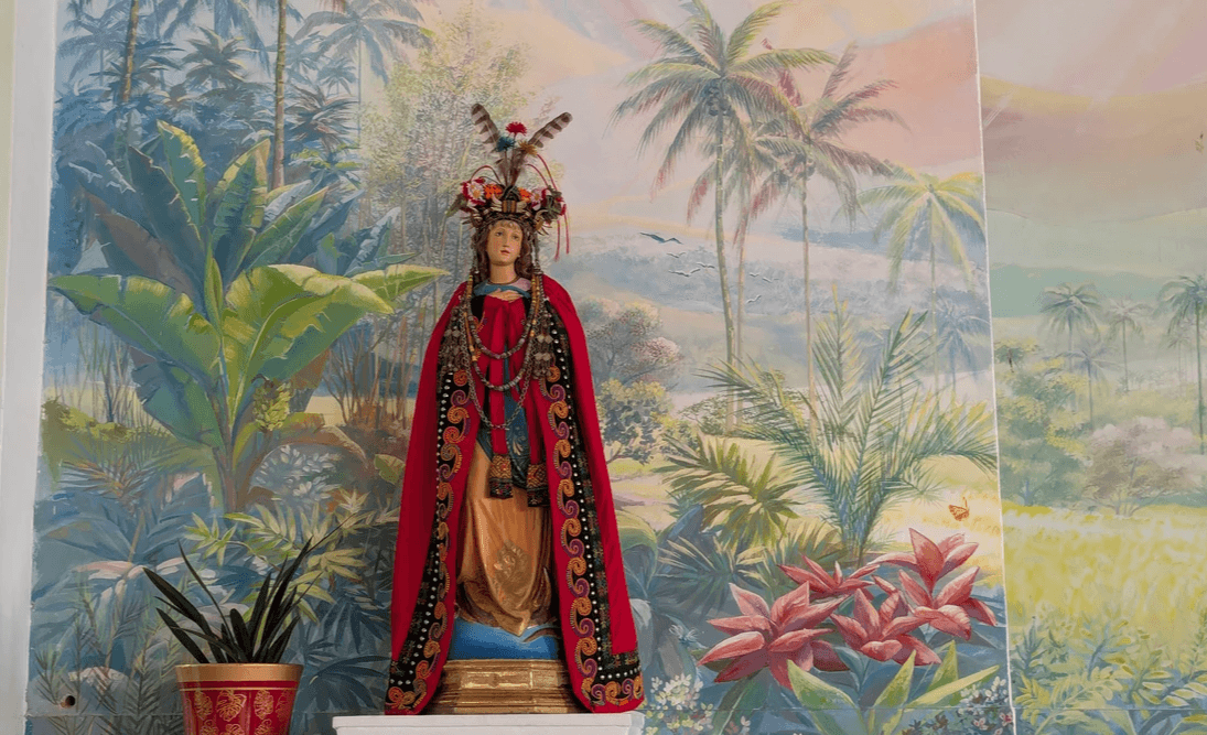 三地門天主堂內穿排灣傳統服飾的聖母像。 三地門天主堂內穿排灣傳統服飾的聖母像。