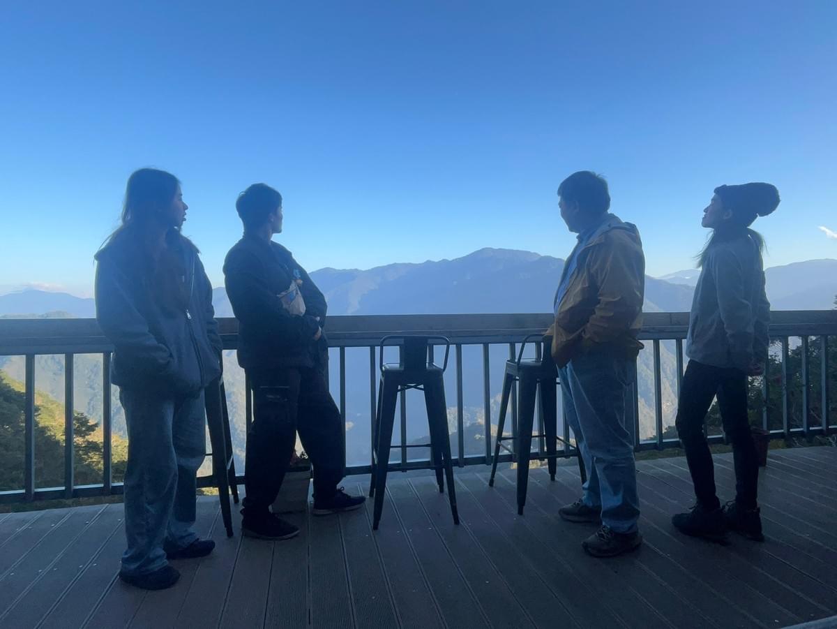 北藝大舞蹈系教授希望我帶優秀的舞者上山感受在地的泰雅文化,幫助學生認識台灣的多元文化,藉以提升編舞的內涵。我想來想去,能夠做什麼呢?最後,我決定帶他們去山上認識我的好朋友,聽他們講故事。 北藝大舞蹈系教授希望我帶優秀的舞者上山感受在地的泰雅文化,幫助學生認識台灣的多元文化,藉以提升編舞的內涵。我想來想去,能夠做什麼呢?最後,我決定帶他們去山上認識我的好朋友,聽他們講故事。