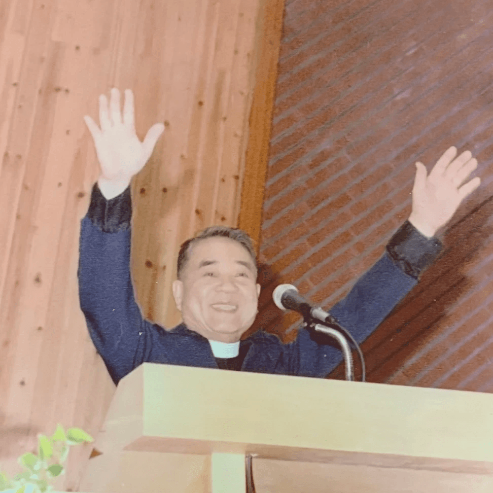 在改建後的新興教會禮拜堂祝禱。 在改建後的新興教會禮拜堂祝禱。