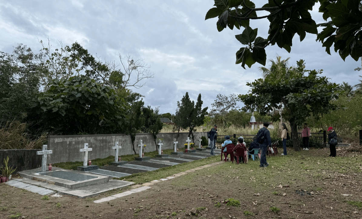 小馬天主堂墓園與聽故事的旅人、紀神父亮晶晶的墓碑。 小馬天主堂墓園與聽故事的旅人、紀神父亮晶晶的墓碑。