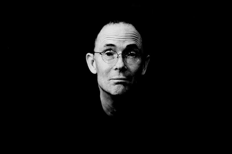 威廉・吉布森是一位美籍加拿大裔的科幻小說作家、散文家,被譽為科幻小說流派「賽博朋克」的先驅。(取自Wikipedia) 威廉・吉布森是一位美籍加拿大裔的科幻小說作家、散文家,被譽為科幻小說流派「賽博朋克」的先驅。(取自Wikipedia)