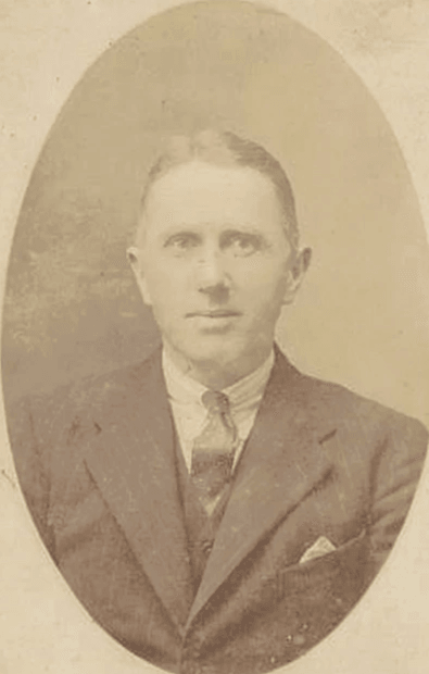 萬榮華(Edward Band,1886年—1971年)是英國長老教會傳教士、教育家。他在1914年擔任長榮中學(當時稱長老教中學)校長,因身兼多職、熱愛運動且照顧學生,被尊稱為「萬能校長」。 萬榮華(Edward Band,1886年—1971年)是英國長老教會傳教士、教育家。他在1914年擔任長榮中學(當時稱長老教中學)校長,因身兼多職、熱愛運動且照顧學生,被尊稱為「萬能校長」。
