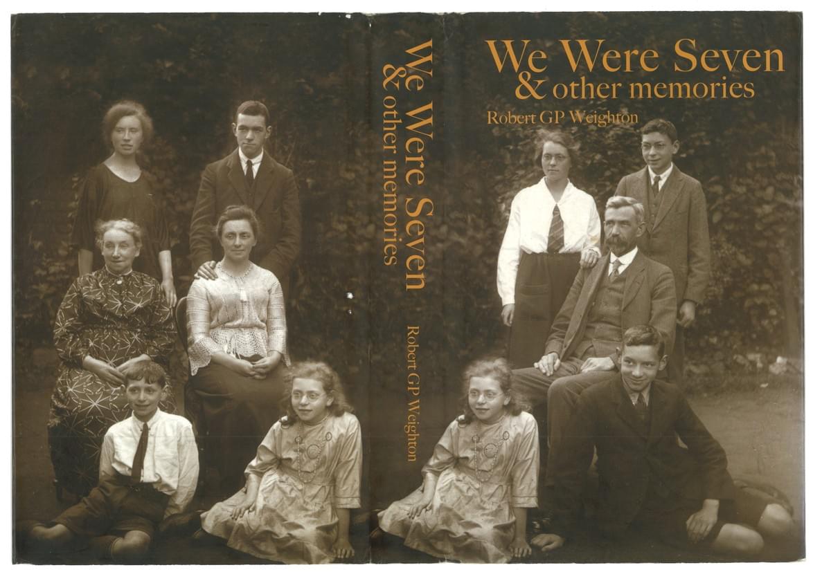 ”We Were Seven & other memories”一書封面與封底。 ”We Were Seven & other memories”一書封面與封底。