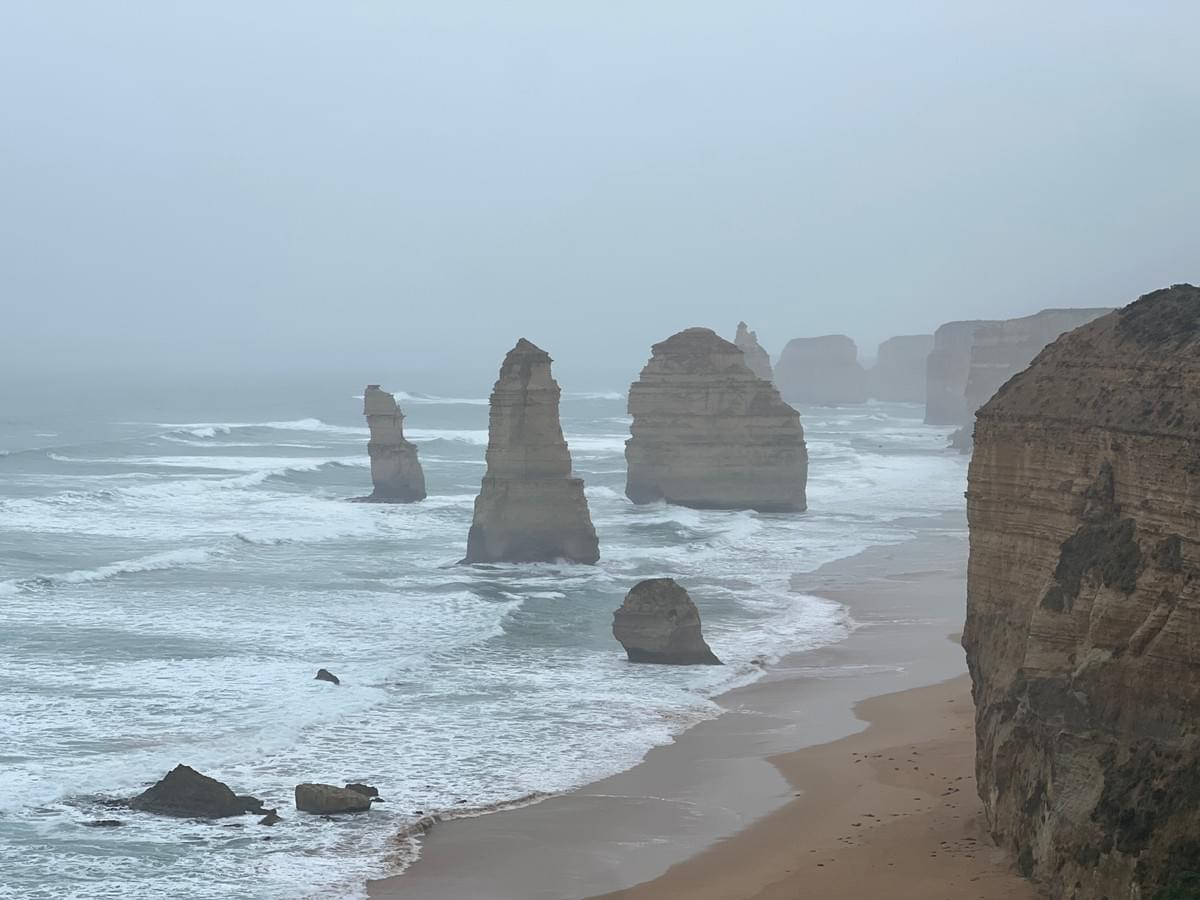 出門在外的日子不總是晴天,與12使徒岩一同淋雨。 出門在外的日子不總是晴天,與12使徒岩一同淋雨。