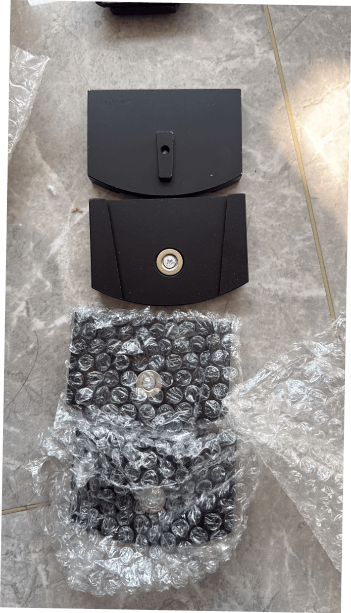 Scanmaskin adapter plates for Lavina/EDCO-style shoes, showing two connection faces and bubble-wrapped pieces. Scanmaskin adapter plates for Lavina/EDCO-style shoes, showing two connection faces and bubble-wrapped pieces.