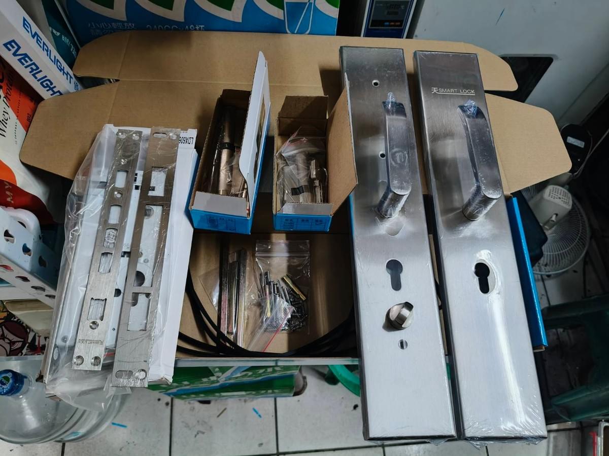 Through mobile application, you can anytime anywhere control locks, view access records, enhance home security feeling. remote control Our product Electronic lock product introduction display Through mobile application, you can anytime anywhere control locks, view access records, enhance home security feeling. remote control Our product Electronic lock product introduction display