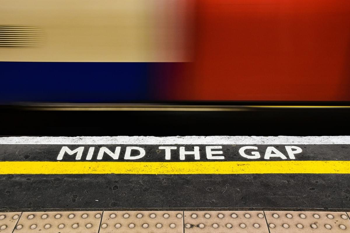 在金士頓的廣告《記憶月台》中,「Mind the gap」這句廣播不僅是地鐵的提醒,更成為了主角與已故丈夫之間情感的象徵。 在金士頓的廣告《記憶月台》中,「Mind the gap」這句廣播不僅是地鐵的提醒,更成為了主角與已故丈夫之間情感的象徵。