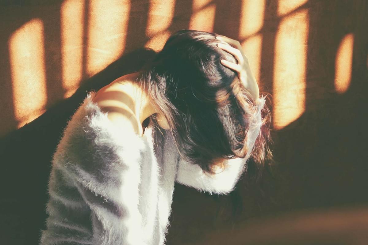 Eine Person, welche an den Symptomen von Long Covid leidet. Eine Person, welche an den Symptomen von Long Covid leidet.