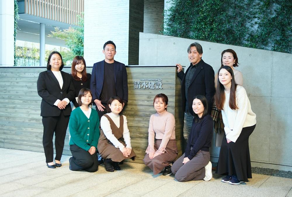 清水建設本社ロゴ前で撮影された集合写真 清水建設本社ロゴ前で撮影された集合写真