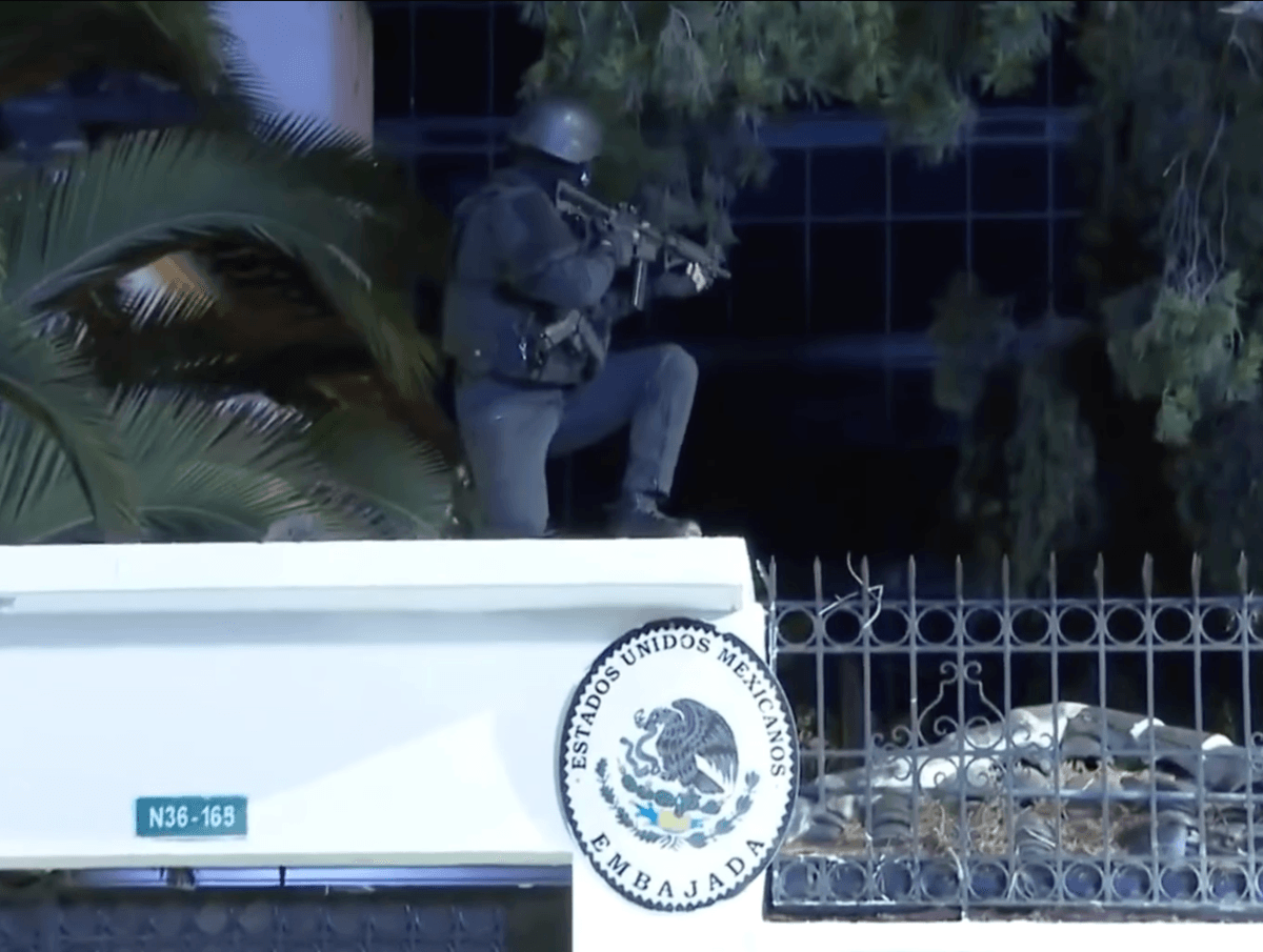 厄瓜多尔军警持枪爬上墨西哥大使馆。 厄瓜多尔军警持枪爬上墨西哥大使馆。