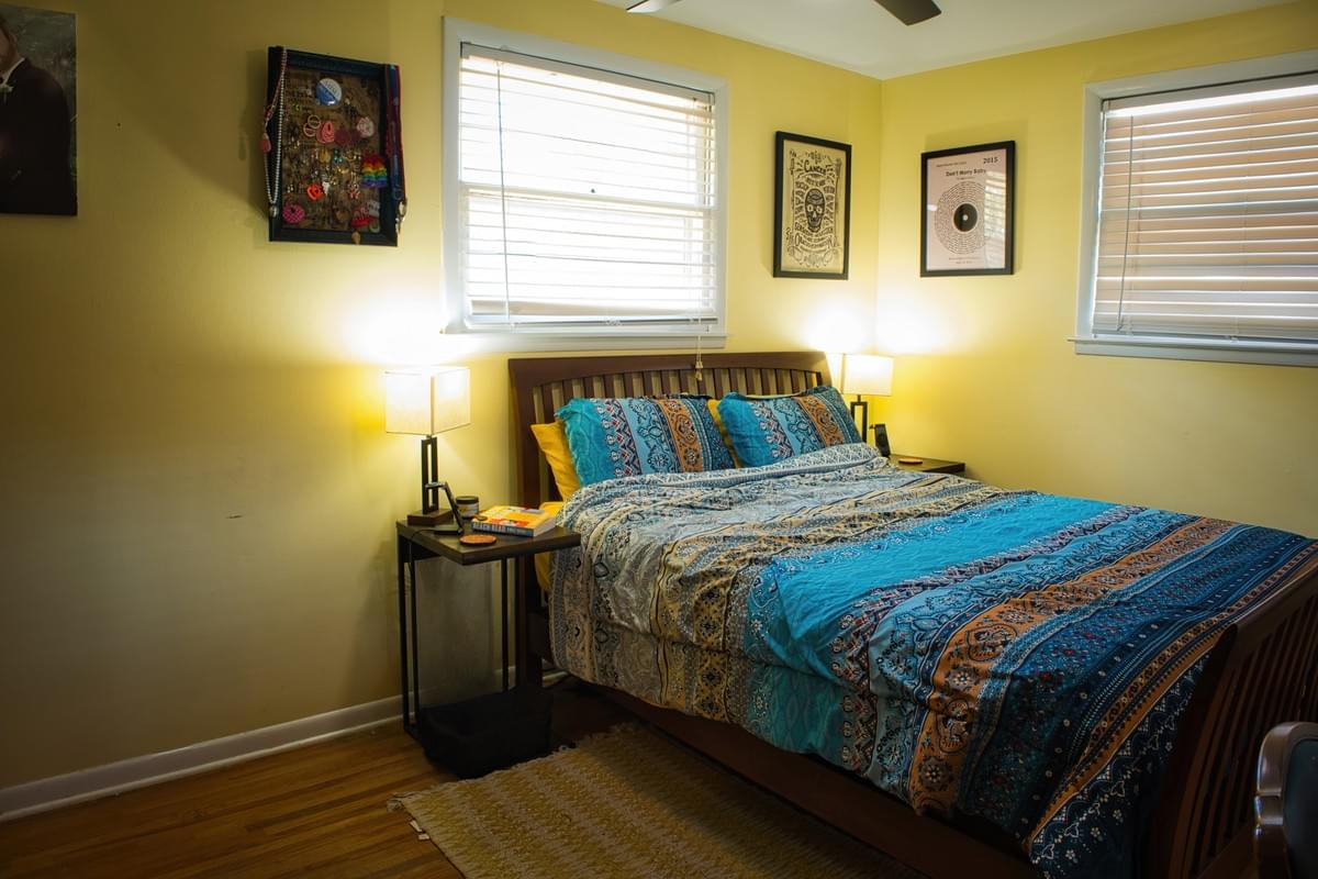 Bedrooms icon Bedroom icon — 3 bedrooms at 1002 W Northfield Blvd Bedrooms icon Bedroom icon — 3 bedrooms at 1002 W Northfield Blvd