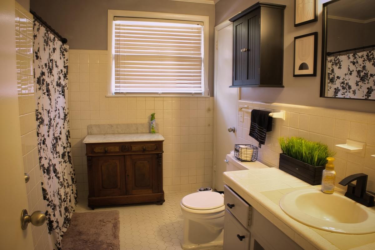 icon Bathroom icon — 1 full and 1 half bath icon Bathroom icon — 1 full and 1 half bath
