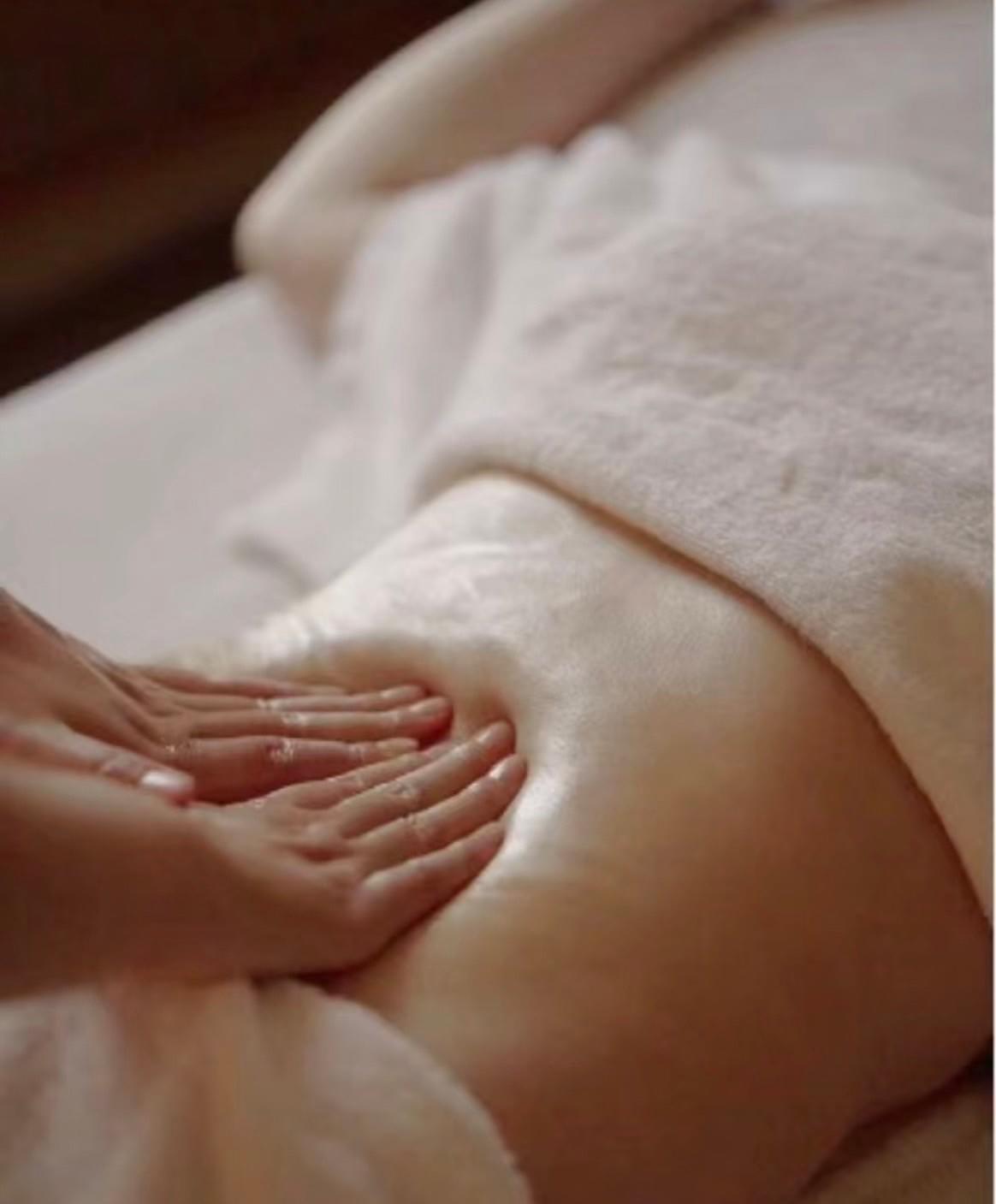 芳療師使用高級精油進行尊享時光的全身舒壓按摩,提供台北、新北的到府SPA服務,讓您在家中也能享受豪華的放鬆體驗,幫助緩解身心壓力。 芳療師使用高級精油進行尊享時光的全身舒壓按摩,提供台北、新北的到府SPA服務,讓您在家中也能享受豪華的放鬆體驗,幫助緩解身心壓力。