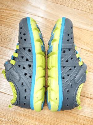 Trick to helping your kids put their shoes on the right feet. Trick to helping your kids put their shoes on the right feet.
