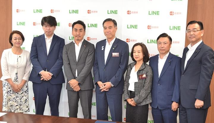 協定締結式に出席した公明党の太田(右端)、中川(左隣)、清水(左端)の各県議=21日 長野県庁 協定締結式に出席した公明党の太田(右端)、中川(左隣)、清水(左端)の各県議=21日 長野県庁