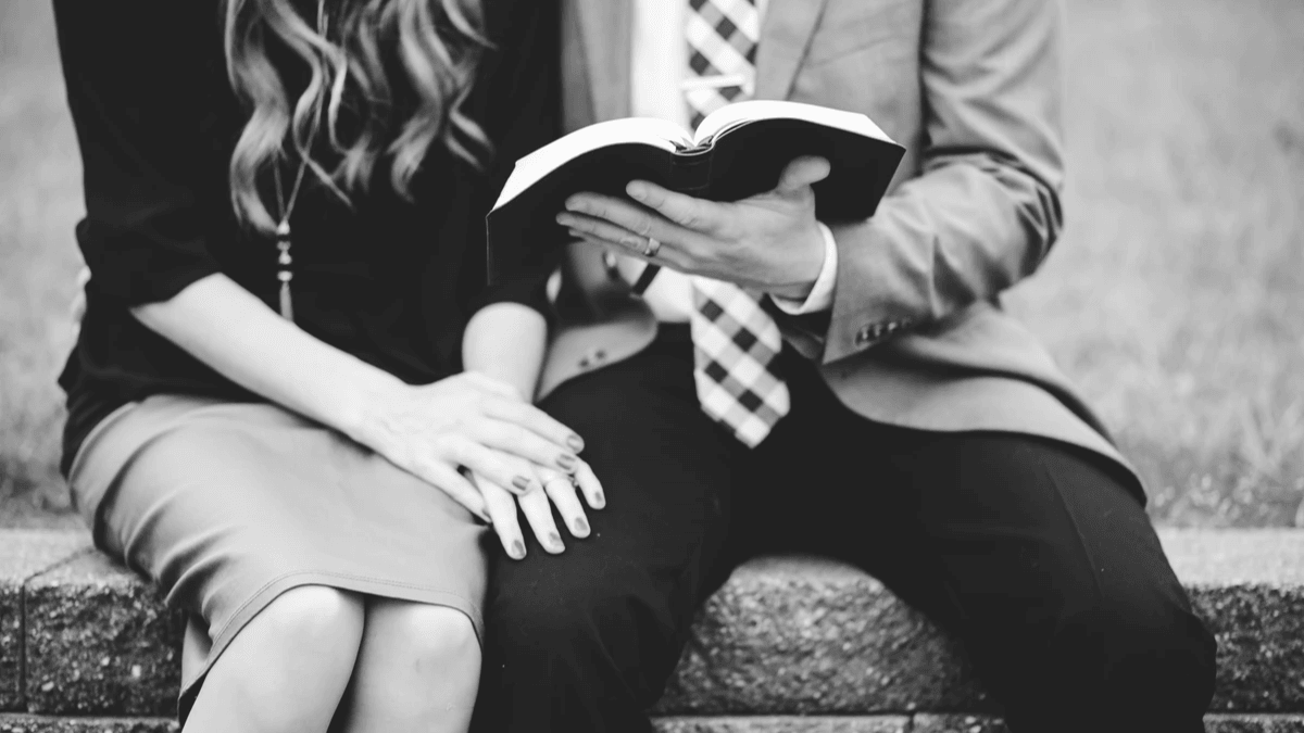 對我而言,如果神就是愛,那麼這份愛的力量就應該是超越時空限制的。即便是一個更傾向於尼采所說的存在主義學說的人,應該也會認同這個說法;也就是,每個人的內在都有一股能驅使我們不斷超越自身限制的內在動力或是說熱愛。若是如此,那麼將愛視為必然消逝、無法克服及跨越困難的,似乎也就太矛盾了。當一對佳偶成為一體時,他們不僅僅是在肢體上更為親密,更包含兩人在情感、精神、心靈層面上的成為一體。而,這也正是心理學家觀察到關於親密關係的美好祝福:兩個人雖然會互相影響、感受到彼此身處的壓力,但卻也能互相扶持、一同面對壓力,化險為夷(Bodenmann, 1997)。 對我而言,如果神就是愛,那麼這份愛的力量就應該是超越時空限制的。即便是一個更傾向於尼采所說的存在主義學說的人,應該也會認同這個說法;也就是,每個人的內在都有一股能驅使我們不斷超越自身限制的內在動力或是說熱愛。若是如此,那麼將愛視為必然消逝、無法克服及跨越困難的,似乎也就太矛盾了。當一對佳偶成為一體時,他們不僅僅是在肢體上更為親密,更包含兩人在情感、精神、心靈層面上的成為一體。而,這也正是心理學家觀察到關於親密關係的美好祝福:兩個人雖然會互相影響、感受到彼此身處的壓力,但卻也能互相扶持、一同面對壓力,化險為夷(Bodenmann, 1997)。