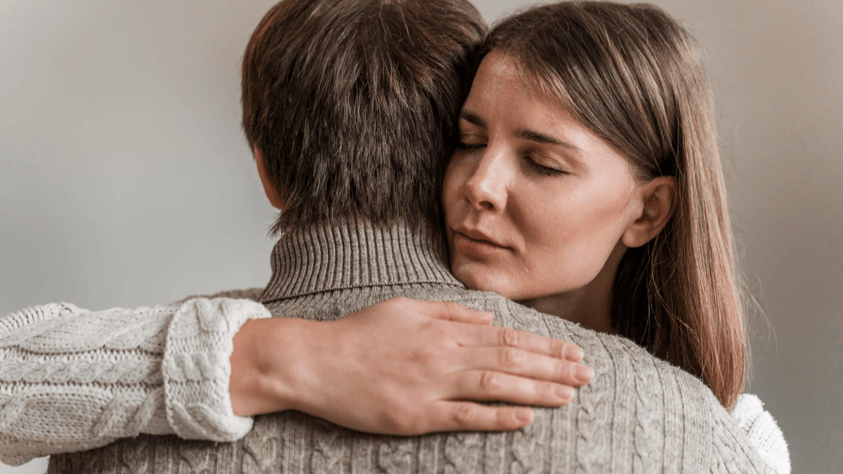 如同這個策略的名稱所暗示的,支持型雙人因應策略所指的是,當一方正經歷壓力侵襲時,另一方能主動給予對方情緒上或實質上的支持,比方說專心聽對方訴說自己的壓力感並表達共鳴,或是幫助對方尋找一些實際的解方讓造成他壓力感的問題消失(Bodenmann, 1997)。舉個例子,可能你的另一半今天在工作上遭遇挫折,下班後顯得有些沉默、疲憊。這時候,與其是直接告訴對方「沒事啦」、「別想太多」,或是試圖直接告訴對方應該怎麼做,甚或是反過來指正對方哪裡沒做好,諸如此類無法讓對方感覺到自己的情緒有先被你接住的言語,你反而語帶溫柔、耐心地向對方說道:「今天看起來似乎不太順利,要不要先吃點東西,休息一下?或是你需要,我也可以陪你聊聊。」或是,甚至你只是說:「辛苦了,沒關係,我在這裡陪你。」 如同這個策略的名稱所暗示的,支持型雙人因應策略所指的是,當一方正經歷壓力侵襲時,另一方能主動給予對方情緒上或實質上的支持,比方說專心聽對方訴說自己的壓力感並表達共鳴,或是幫助對方尋找一些實際的解方讓造成他壓力感的問題消失(Bodenmann, 1997)。舉個例子,可能你的另一半今天在工作上遭遇挫折,下班後顯得有些沉默、疲憊。這時候,與其是直接告訴對方「沒事啦」、「別想太多」,或是試圖直接告訴對方應該怎麼做,甚或是反過來指正對方哪裡沒做好,諸如此類無法讓對方感覺到自己的情緒有先被你接住的言語,你反而語帶溫柔、耐心地向對方說道:「今天看起來似乎不太順利,要不要先吃點東西,休息一下?或是你需要,我也可以陪你聊聊。」或是,甚至你只是說:「辛苦了,沒關係,我在這裡陪你。」