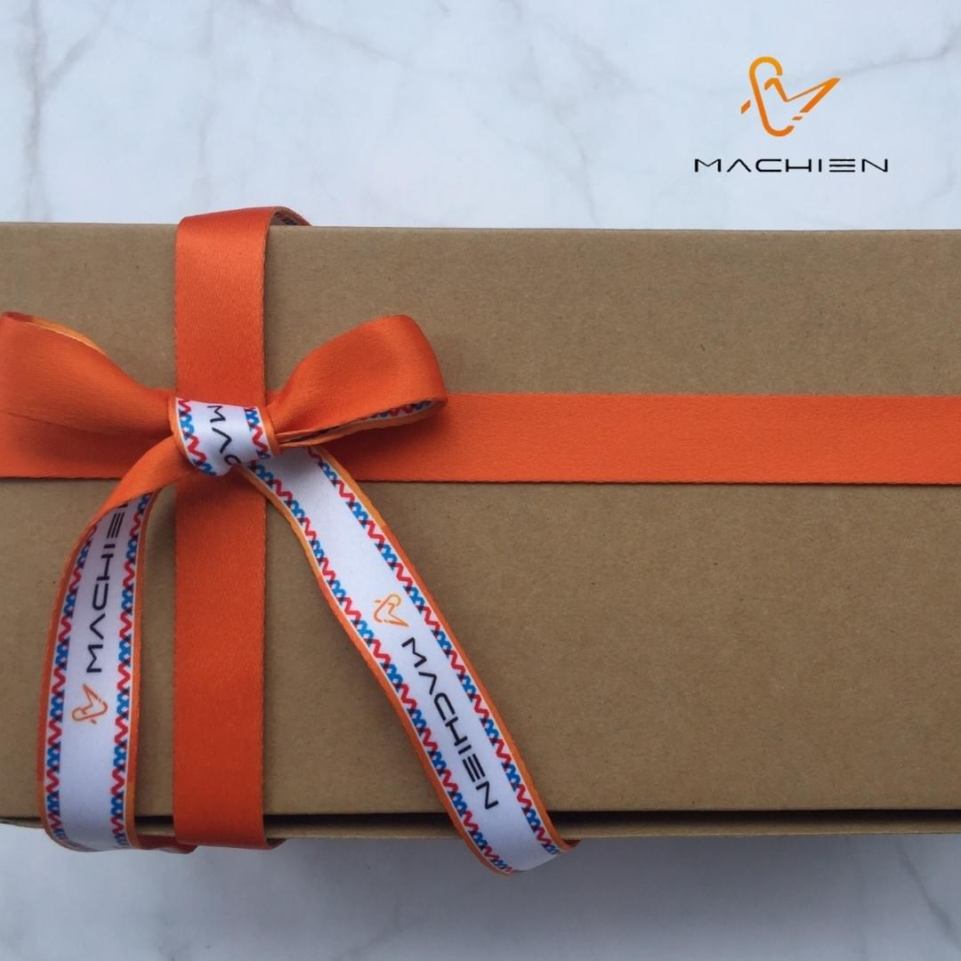 Shoelaces Everywhere_MACHIEN INC.'s Homemade Gift Ribbons Shoelaces Everywhere_MACHIEN INC.'s Homemade Gift Ribbons