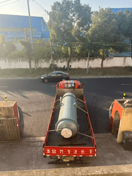 30 m² horizontal silicon carbide shell-and-tube condenser secured in protective packaging for corrosion-resistant heat exchanger delivery 30 m² horizontal silicon carbide shell-and-tube condenser secured in protective packaging for corrosion-resistant heat exchanger delivery