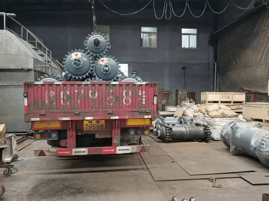 13-meter flatbed truck loaded with glass-lined and SiC heat exchangers at Wuxi Repicea loading area. 13-meter flatbed truck loaded with glass-lined and SiC heat exchangers at Wuxi Repicea loading area.