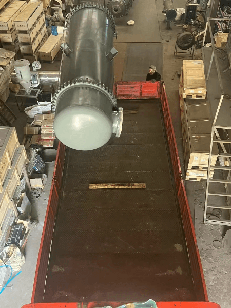 100 m² fully sealed glass-lined shell-and-tube reboiler being loaded onto a dedicated truck for chemical processing shipment 100 m² fully sealed glass-lined shell-and-tube reboiler being loaded onto a dedicated truck for chemical processing shipment
