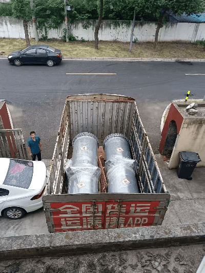 Dedicated truck loading a 60 m² shell-and-tube heat exchanger with a 20 m² vertical glass-lined unit and a 30 m² vertical SiC unit. Dedicated truck loading a 60 m² shell-and-tube heat exchanger with a 20 m² vertical glass-lined unit and a 30 m² vertical SiC unit.