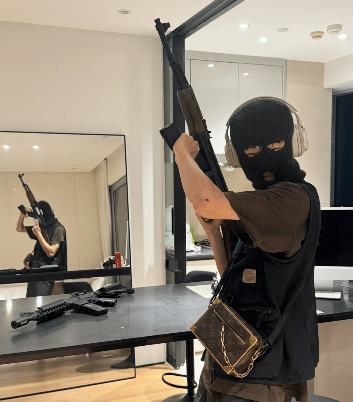 Enjoy the privilege of owning limited edition pieces that reflect your unique taste and appreciation for luxury. Exclusivity What We Offer 售賣奢侈高端名牌包以及名牌高級機械手錶 Enjoy the privilege of owning limited edition pieces that reflect your unique taste and appreciation for luxury. Exclusivity What We Offer 售賣奢侈高端名牌包以及名牌高級機械手錶