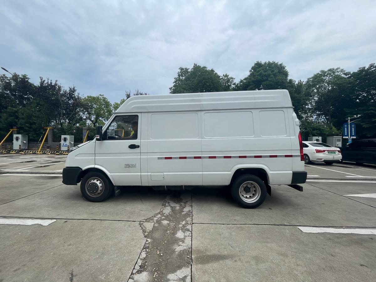Iveco V37 2.5T diesel van