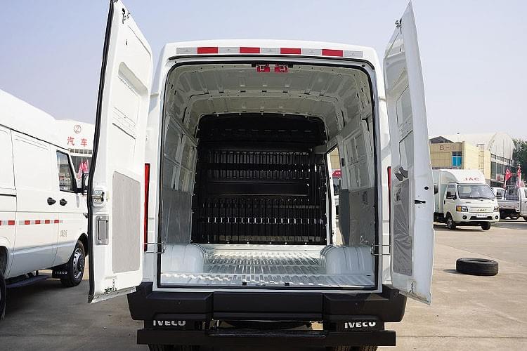 Iveco V37 Van Transporter