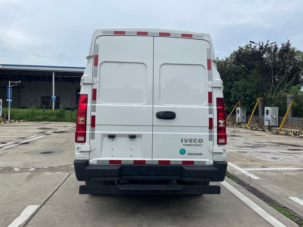 Iveco V37 2.5T diesel van