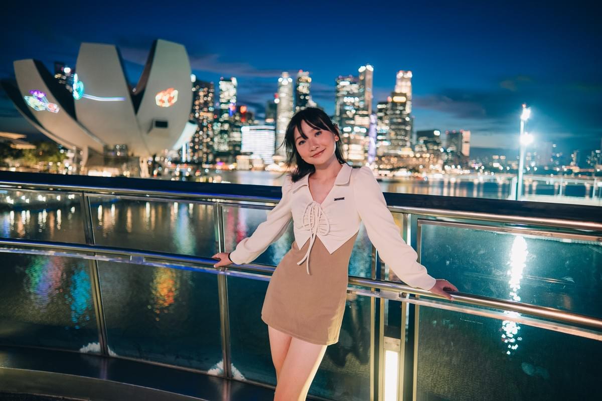 Marina Bay Sands Night portrait photoshoot on Helix Bridge Marina Bay Sands Night portrait photoshoot on Helix Bridge