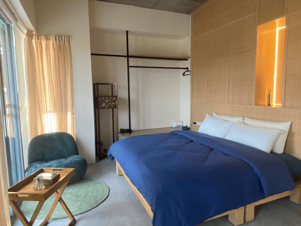 A romantic and elegant wedding invitation with floral design. A romantic and elegant wedding invitation with floral design.