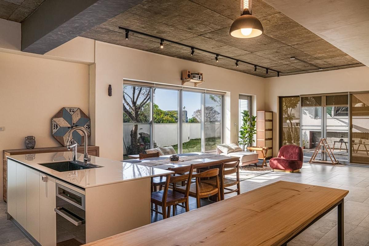 A romantic and elegant wedding invitation with floral design. A romantic and elegant wedding invitation with floral design.