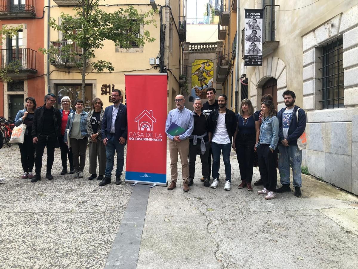 Imatge de la presentació de la Casa de la NO Discriminació, amb l'Alcalde de Girona i les diferents entitats i serveis que col·laboren amb el projecte Imatge de la presentació de la Casa de la NO Discriminació, amb l'Alcalde de Girona i les diferents entitats i serveis que col·laboren amb el projecte