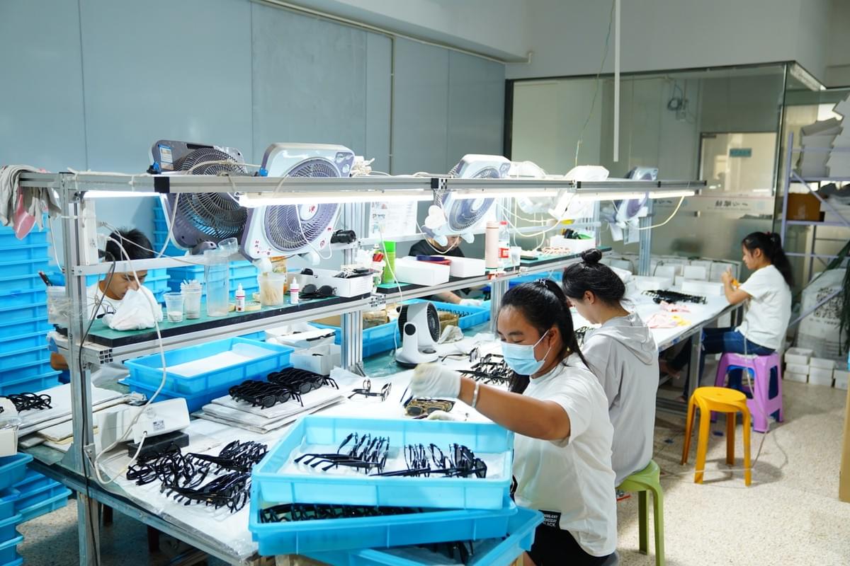 Découvrez notre large gamme de lunettes élégantes et tendance qui répondent à tous les goûts et préférences. Notre métier : Chez Aisen Optical, nous transcendons le rôle d'un fabricant traditionnel pour devenir votre allié stratégique dans l'industrie de la lunetterie. Découvrez notre large gamme de lunettes élégantes et tendance qui répondent à tous les goûts et préférences. Notre métier : Chez Aisen Optical, nous transcendons le rôle d'un fabricant traditionnel pour devenir votre allié stratégique dans l'industrie de la lunetterie.