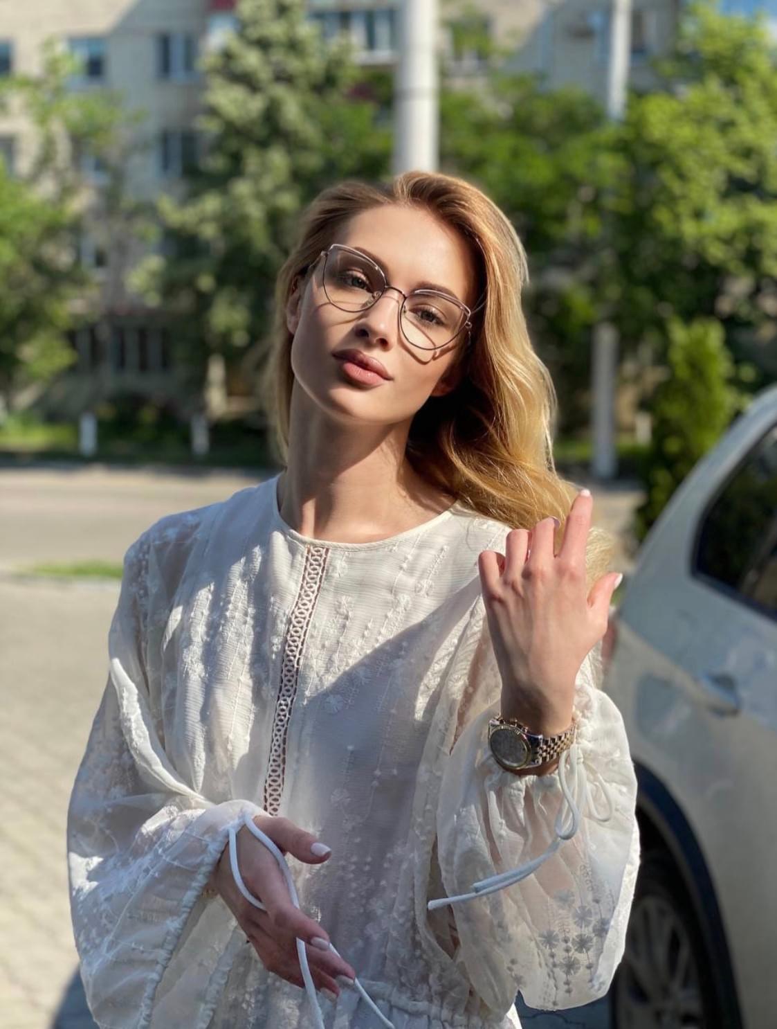 Découvrez notre large gamme de lunettes élégantes et tendance qui répondent à tous les goûts et préférences. Notre métier : Chez Aisen Optical, nous transcendons le rôle d'un fabricant traditionnel pour devenir votre allié stratégique dans l'industrie de la lunetterie. Découvrez notre large gamme de lunettes élégantes et tendance qui répondent à tous les goûts et préférences. Notre métier : Chez Aisen Optical, nous transcendons le rôle d'un fabricant traditionnel pour devenir votre allié stratégique dans l'industrie de la lunetterie.