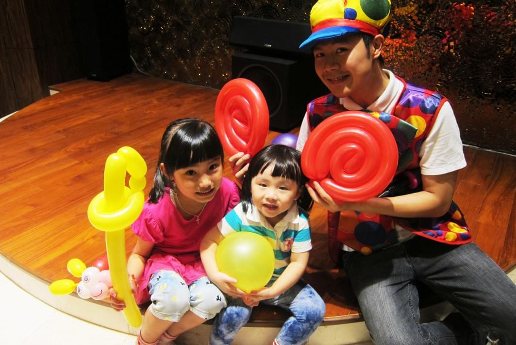 Balloon Twist - lollipop and sword at birthday party Balloon Twist - lollipop and sword at birthday party