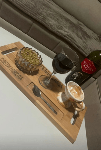 Drvena slavska daska sa mestima za žito i vino